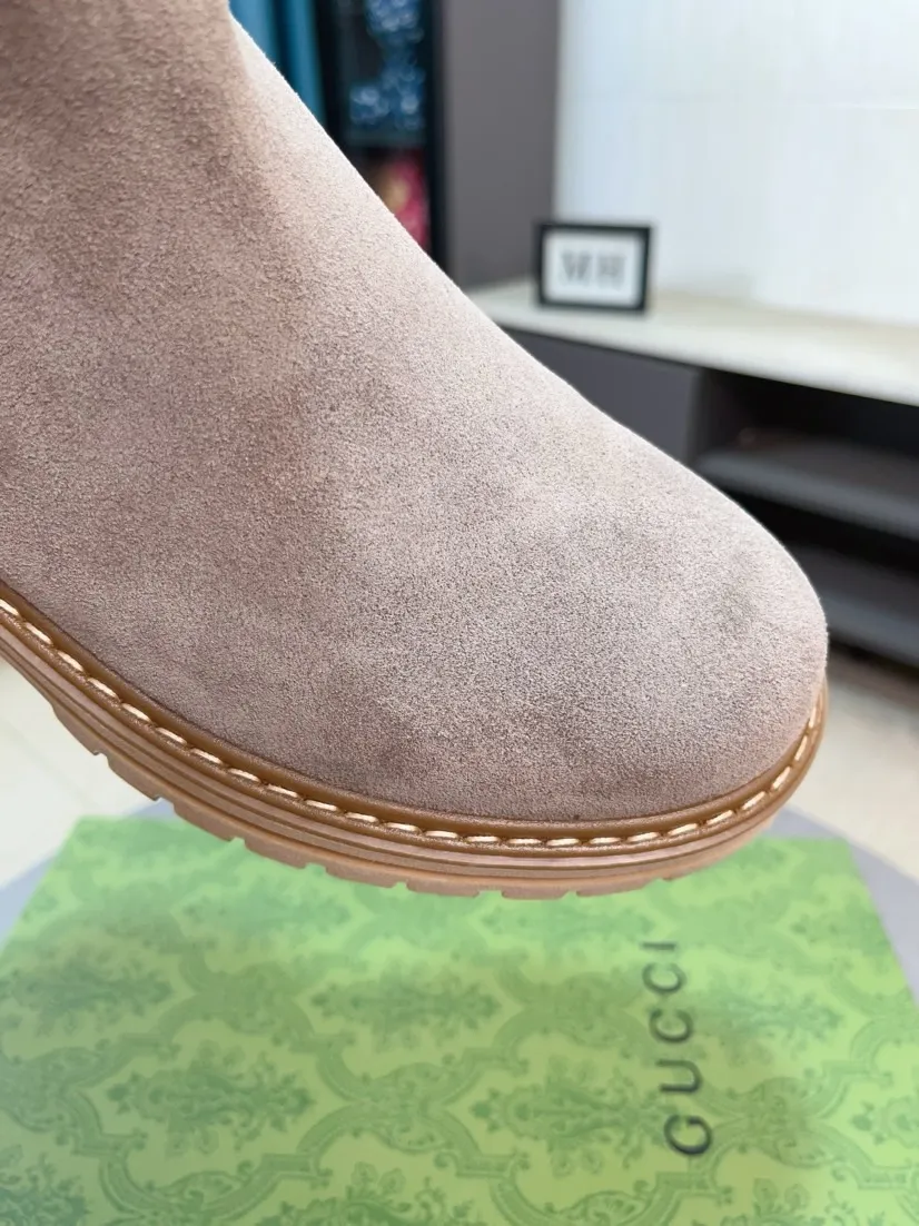 Men's shoes 💰540🌸🌸 (GUCCI) [cow lining plus velvet optional] [can be made without standard] New product Martin boots imported from Canada with full top layer high mercerized frosted fabric, punched using 3D digital technology, high-end and classy, ​​versatile to wear, full of three-dimensionality, close pictures will make you obsessed with the leather. You can't extricate yourself ~ the best on the market.          Fabric: Cowhide/Embossed Lining: Cowhide.          Please make a note when placing an order, sizes: 38-44 (37, 45, 46 can be customized and cannot be returned or exchanged) 5 colors available; black, gray, khaki, coffee, and earthy yellow